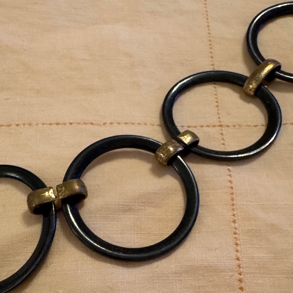 Elegant Black and Gold Circle Link Necklace - Picture 2 of 10